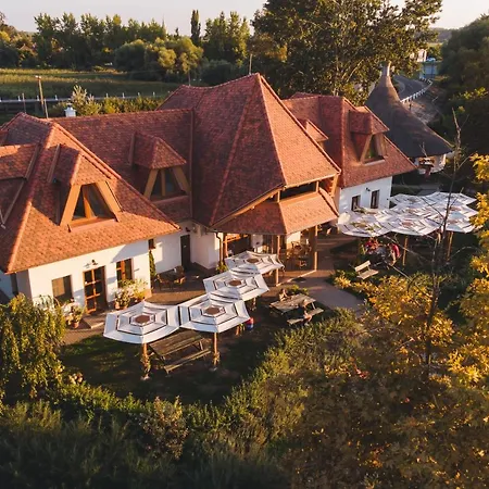 Frühstückspension Kormoran Toparti Szobak 3*
